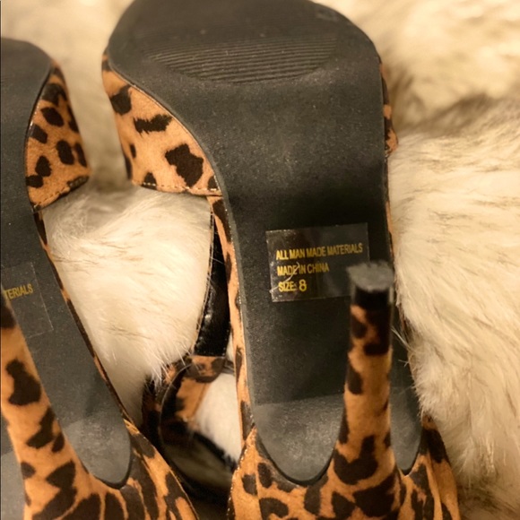 Leopard Print High Heel Pumps with a Pointed Toe . - Picture 13 of 16